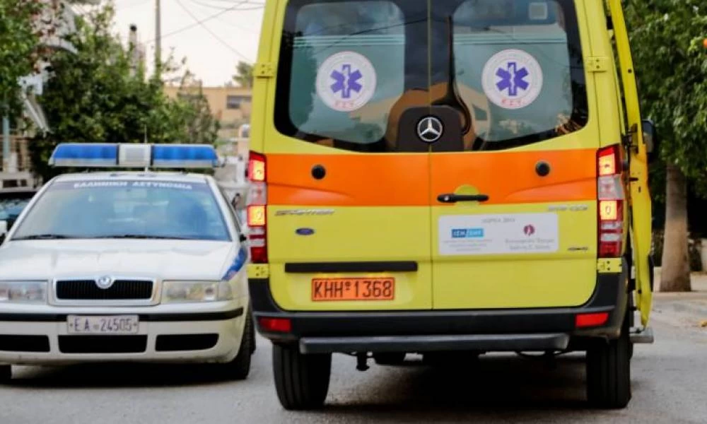 Χαλκιδική: Άνοιξε ο δρόμος και «κατάπιε» αυτοκίνητο με τον οδηγό του - Από τύχη δεν ήταν το παιδί του μέσα (βίντεο)